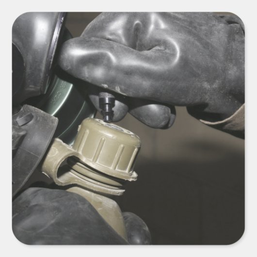 Eine Marine fügt einen Trinkschlauch in seinen Kan Quadratischer Aufkleber (Vorderseite)