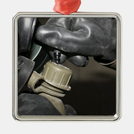 Eine Marine fügt einen Trinkschlauch in seinen Kan Silbernes Ornament (Vorne)