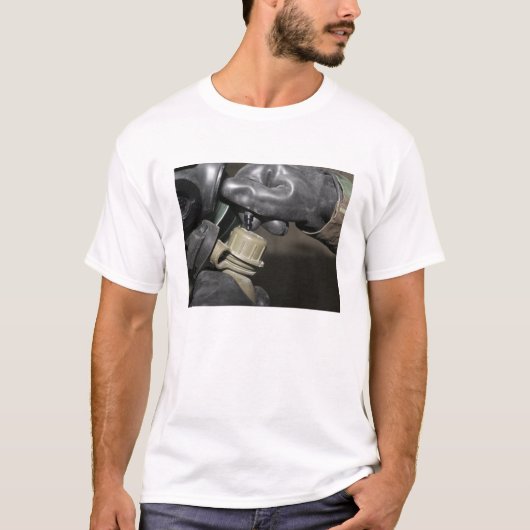 Eine Marine fügt einen Trinkschlauch in seinen Kan T-Shirt (Vorderseite)