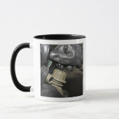 Eine Marine fügt einen Trinkschlauch in seinen Kan Tasse (Links)