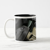 Eine Marine fügt einen Trinkschlauch in seinen Kan Zweifarbige Tasse (Links)