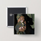 Eine Marine lädt leere Munition Button (Vorne & Hinten)