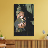 Eine Marine lädt leere Munition Leinwanddruck (Insitu (Wohnzimmer))