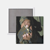 Eine Marine lädt leere Munition Magnet (Vorderseite/Rückseite)