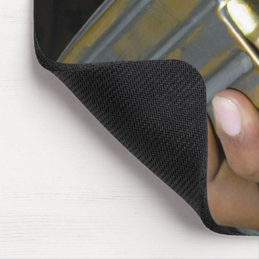 Eine Marine lädt leere Munition Mousepad (Ecke)