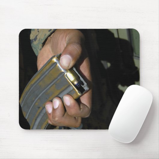 Eine Marine lädt leere Munition Mousepad (Mit Mouse)
