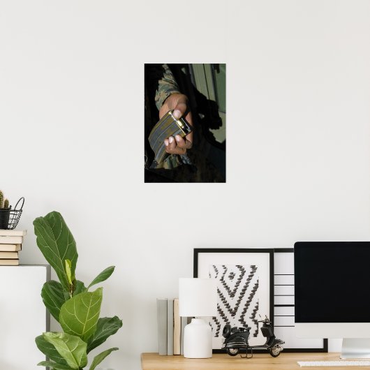 Eine Marine lädt leere Munition Poster (Heimbüro)