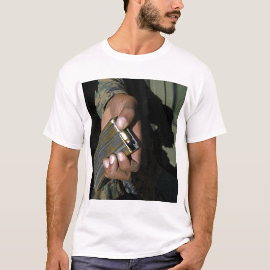 Eine Marine lädt leere Munition T-Shirt (Vorderseite)
