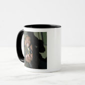 Eine Marine lädt leere Munition Tasse (Vorderseite Links)