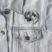 Eine markante Brosche mit Mondmotiv Button (Beispiel)