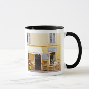 Eine Marktstraße in der Altstadt mit einem Geschäf Tasse