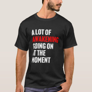 Eine Menge Erwachens geschieht im Moment Design T-Shirt