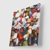 eine Menge schön gefärbter Steine Quadratische Wanduhr (Winkel)