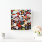 eine Menge schön gefärbter Steine Quadratische Wanduhr (Zuhause)