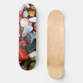 eine Menge schön gefärbter Steine Skateboard (Vorderseite)