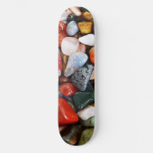 eine Menge schön gefärbter Steine Skateboard (Vorderseite)