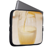 Eine mit Gosset gefüllte Champagnerflöte Laptopschutzhülle (Vorne Rechts)
