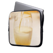 Eine mit Gosset gefüllte Champagnerflöte Laptopschutzhülle (Vorderseite Links)