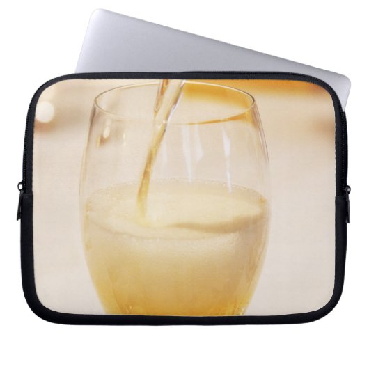 Eine mit Gosset gefüllte Champagnerflöte Laptopschutzhülle (Vorderseite)