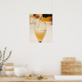 Eine mit Gosset gefüllte Sektflöte Poster (Küche)