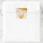 Eine mit Gosset gefüllte Sektflöte Quadratischer Aufkleber (Tasche)