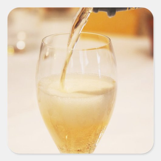 Eine mit Gosset gefüllte Sektflöte Quadratischer Aufkleber (Vorderseite)
