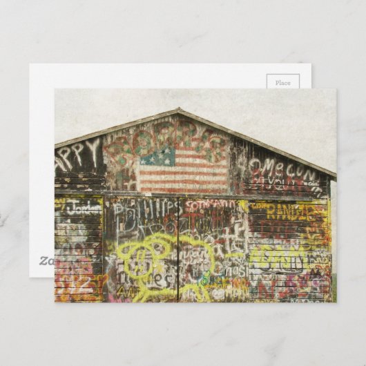 Eine mit Graffiti bewachsene Scheune Postkarte (Vorne/Hinten)