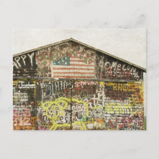 Eine mit Graffiti bewachsene Scheune Postkarte (Vorderseite)