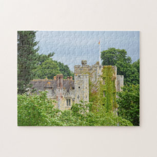 Eine mittelalterliche Burg erhebt sich aus dem Wal Puzzle