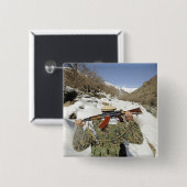 Eine Mujahadeen-Garde geht mit dem US-Militärkomma Button (Vorne & Hinten)