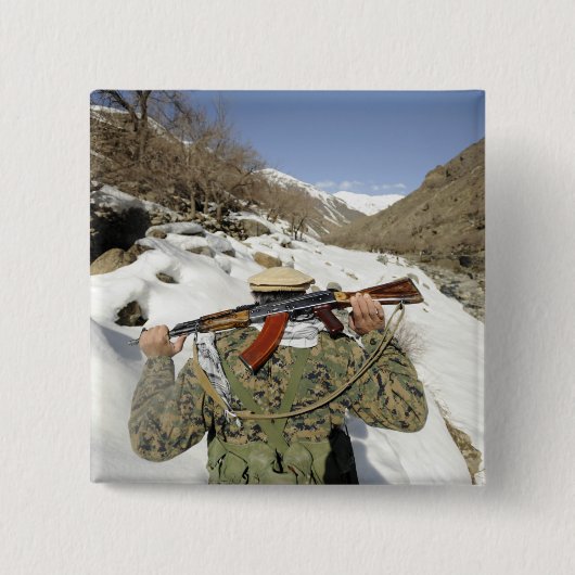 Eine Mujahadeen-Garde geht mit dem US-Militärkomma Button (Vorderseite)