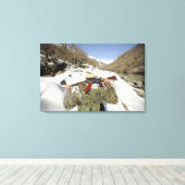 Eine Mujahadeen-Garde geht mit dem US-Militärkomma Leinwanddruck (Insitu (Holzboden))