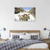 Eine Mujahadeen-Garde geht mit dem US-Militärkomma Leinwanddruck (Insitu (Schlafzimmer))