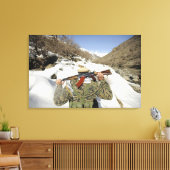 Eine Mujahadeen-Garde geht mit dem US-Militärkomma Leinwanddruck (Insitu (Wohnzimmer))