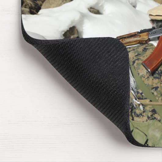 Eine Mujahadeen-Garde geht mit dem US-Militärkomma Mousepad (Ecke)