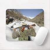 Eine Mujahadeen-Garde geht mit dem US-Militärkomma Mousepad (Mit Mouse)