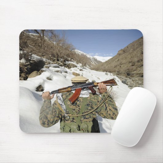 Eine Mujahadeen-Garde geht mit dem US-Militärkomma Mousepad (Mit Mouse)