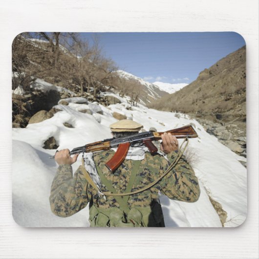 Eine Mujahadeen-Garde geht mit dem US-Militärkomma Mousepad (Vorne)