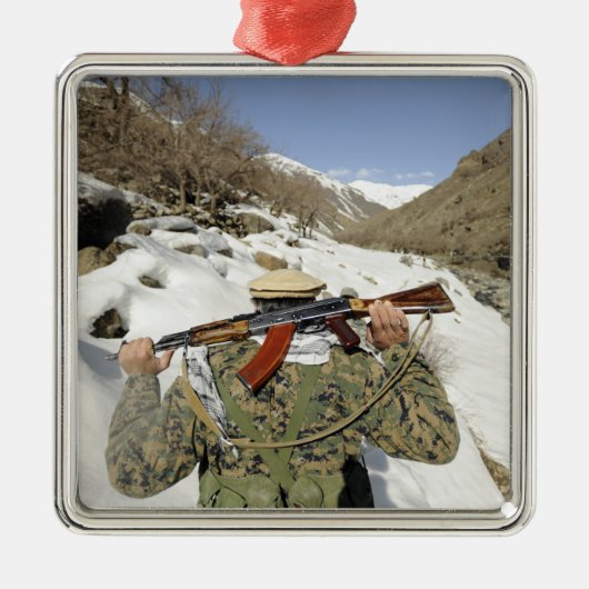 Eine Mujahadeen-Garde geht mit dem US-Militärkomma Ornament Aus Metall (Vorne)