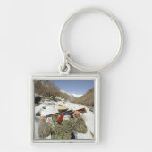 Eine Mujahadeen-Garde geht mit dem US-Militärkomma Schlüsselanhänger (Vorne)