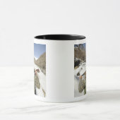 Eine Mujahadeen-Garde geht mit dem US-Militärkomma Tasse (Zentrum)