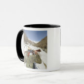 Eine Mujahadeen-Garde geht mit dem US-Militärkomma Tasse (Vorderseite Links)