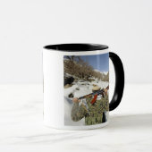 Eine Mujahadeen-Garde geht mit dem US-Militärkomma Tasse (VorderseiteRechts)