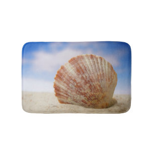 Eine Muschel Propped im Sand Badematte