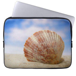 Eine Muschel Propped im Sand Laptopschutzhülle