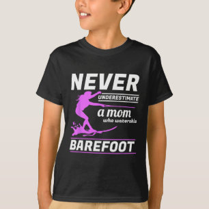 Eine Mutter, die Wasserski fährt, befestigt eine W T-Shirt