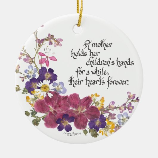 Eine Mutter hält das Herz eines Kindes Keramik Ornament (Vorne)