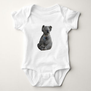 Eine Mutter verkneifen Baby Strampler