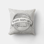 Eine Mütterarbeit ist von Sohn zu Sohn auf dem Mon Kissen (Vorderseite)