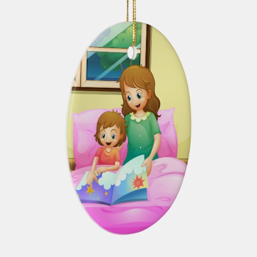 Eine Mutterlesung mit ihrer Tochter Keramik Ornament (Rechts)